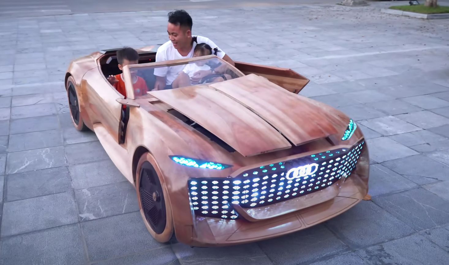 Otec vyrobil synovi dřevěnou podobu vozu Audi Skysphere